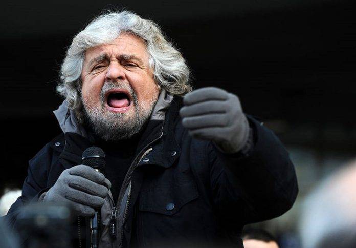 Teatro dal Verme, Milano: Beppe Grillo contestato dai No-Vax