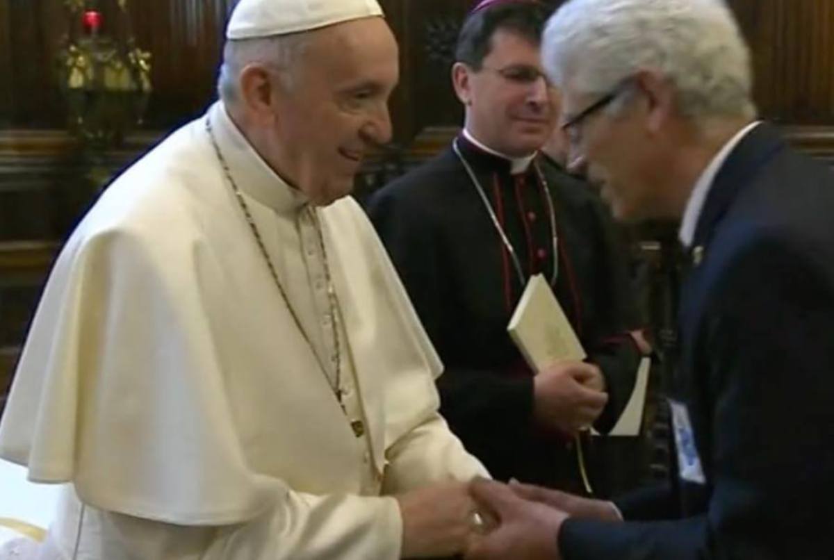 papa francesco baciare anello mano video