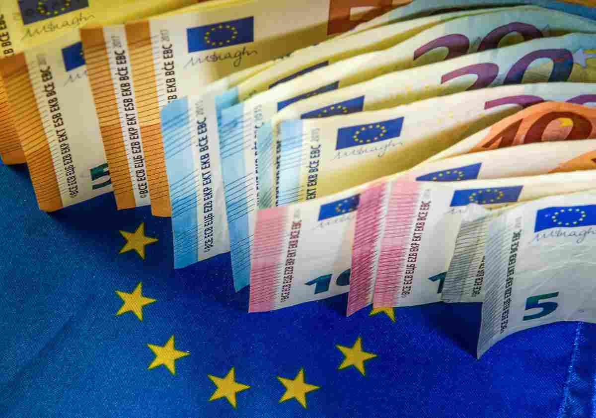 Nuove banconote da 100 e 200 euro: la Bce ne mostra la resistenza