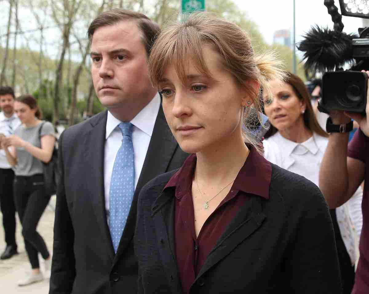 Allison Mack, si dichiara colpevole: "Reclutavo schiave sessuali per una setta"