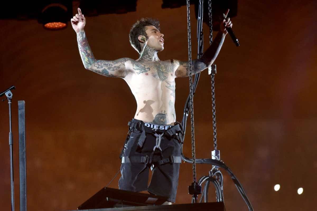 Fedez nei guai per rissa ma un ex amico lo difende