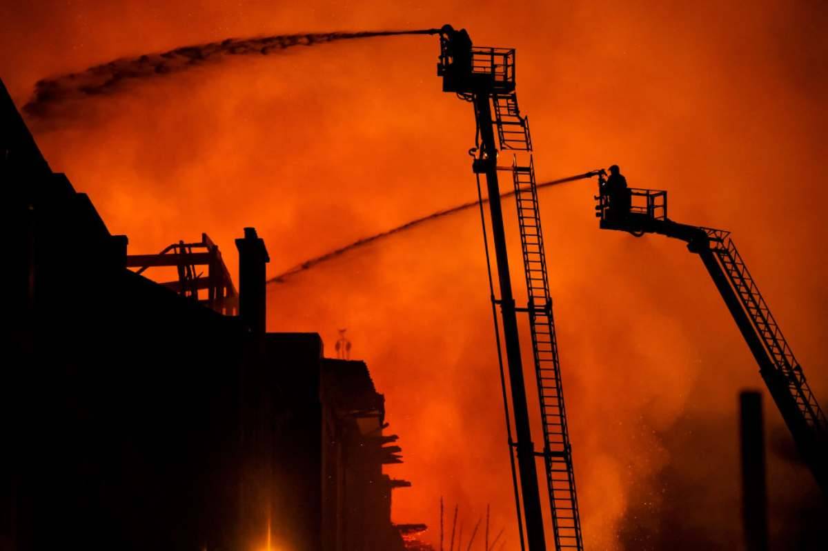 Milano, due morti in un incendio. Donna cade dal secondo piano