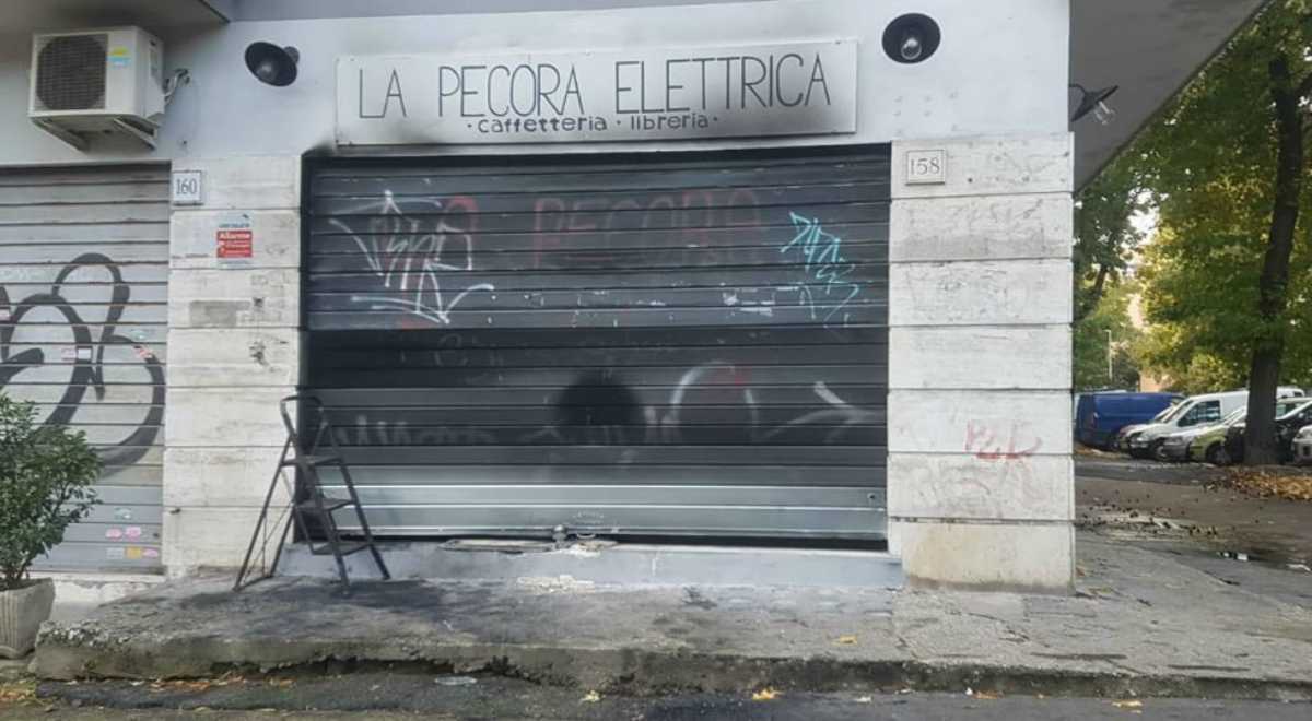 Roma, in fiamme locale adiacente alla libreria "La pecora elettrica"