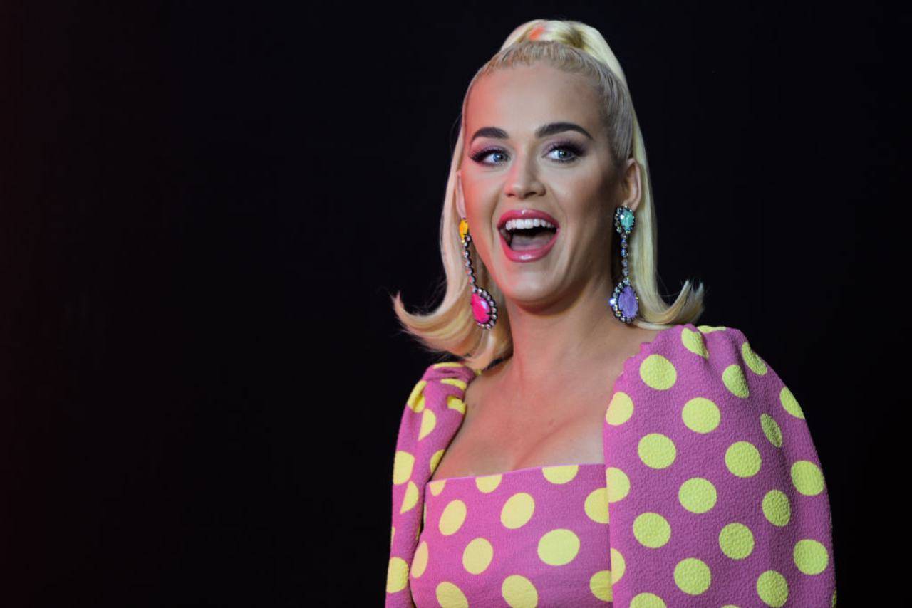 Katy Perry in braccio a Babbo Natale, ecco il divertente post