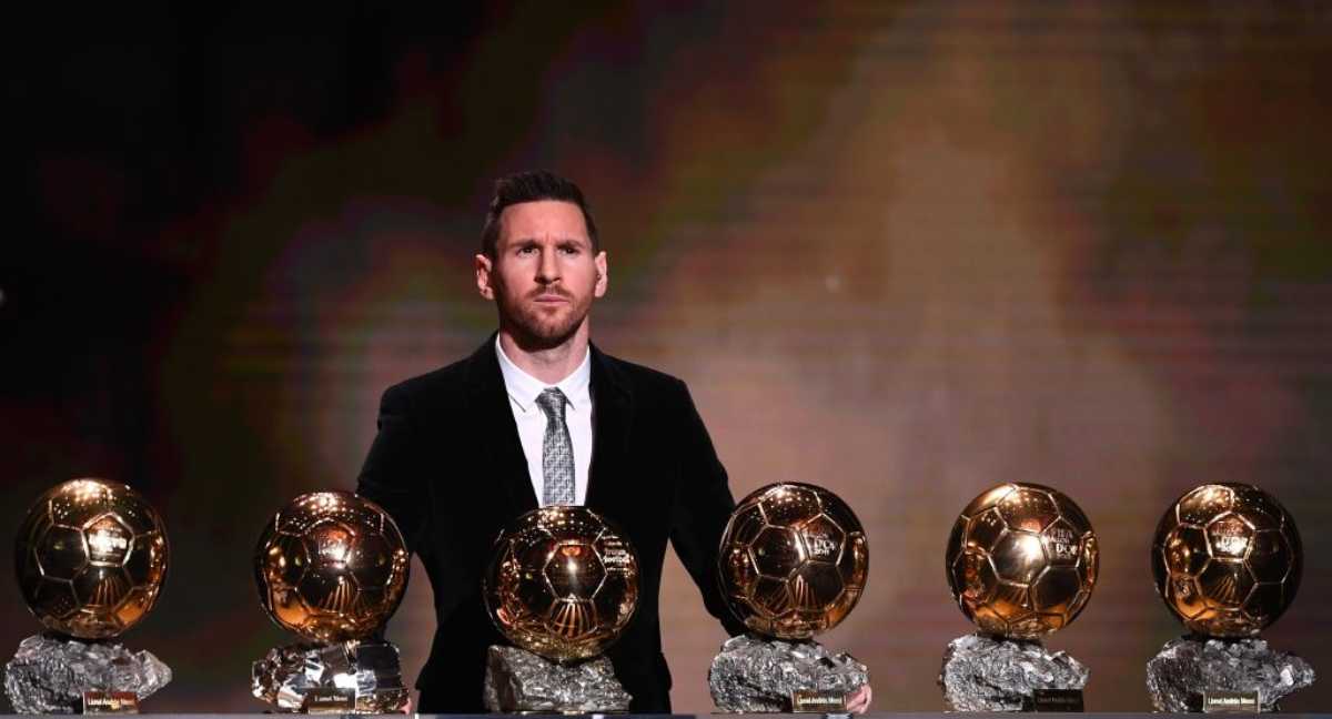 Messi, foto in aereo con il Pallone d'Oro e la bellissima Antonella