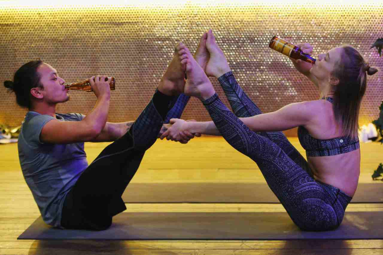 Cos'è lo Beer Yoga, la pratica di fare yoga bevendo birra