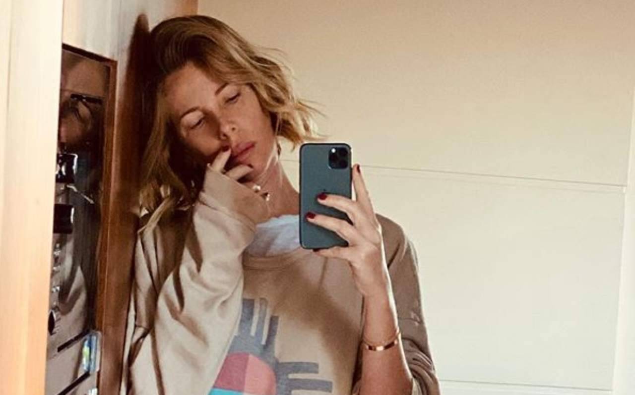 Alessia Marcuzzi: in intimo a letto per i suoi Follower -FOTO