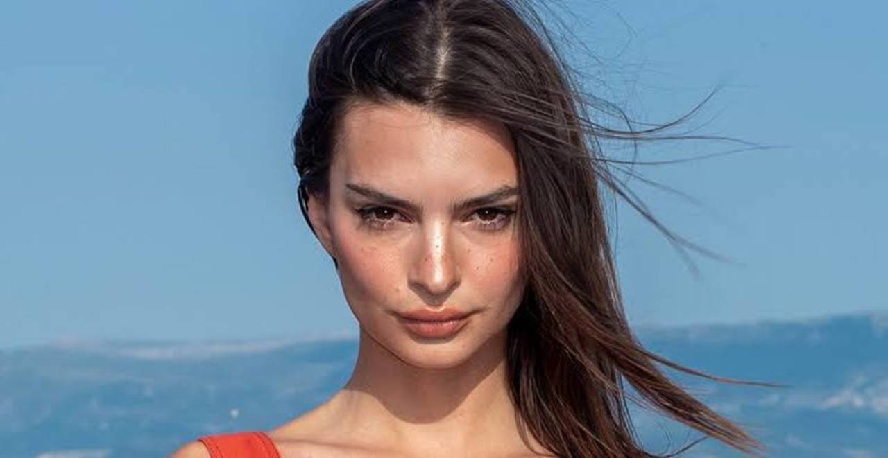 Emily Ratajkowski, il suo post in costume è da perdere la testa