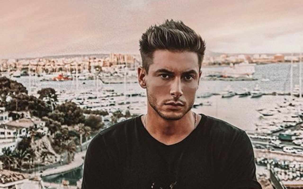 Ironia nella casa del GF: Andrea Denver le dà un bacio