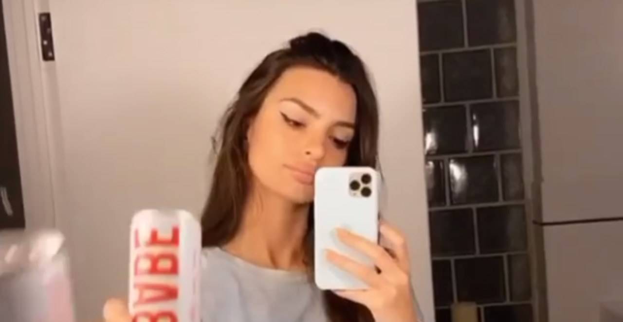 Emily Ratajkowski, critiche per la scollatura mozzafiato ma lei rilancia