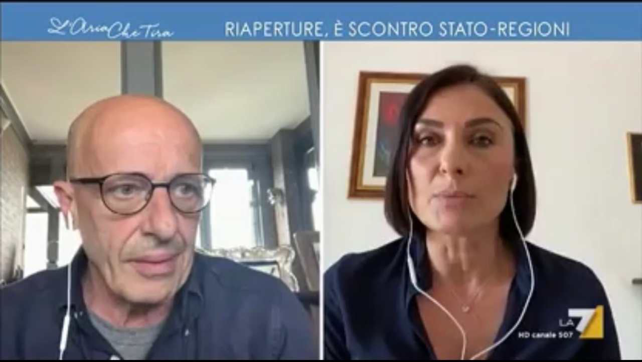 Alessandro Sallusti e Alessia Morani (fonte la 7)