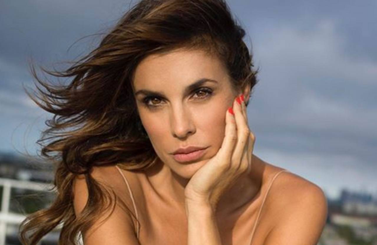 Elisabetta Canalis: la maglia si apre proprio lì, i fan sognano