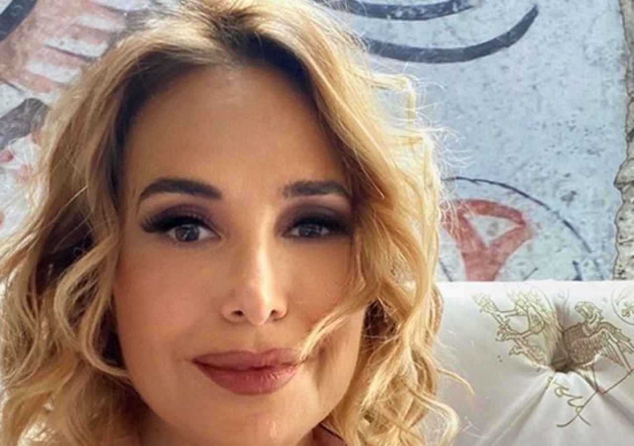 Barbara D'Urso ha caldo, la conduttrice si spoglia in piscina