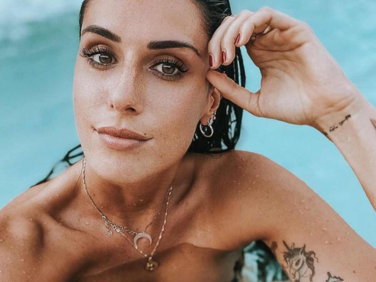 Valentina Vignali, che fisico con quel bikini mentre vola a canestro