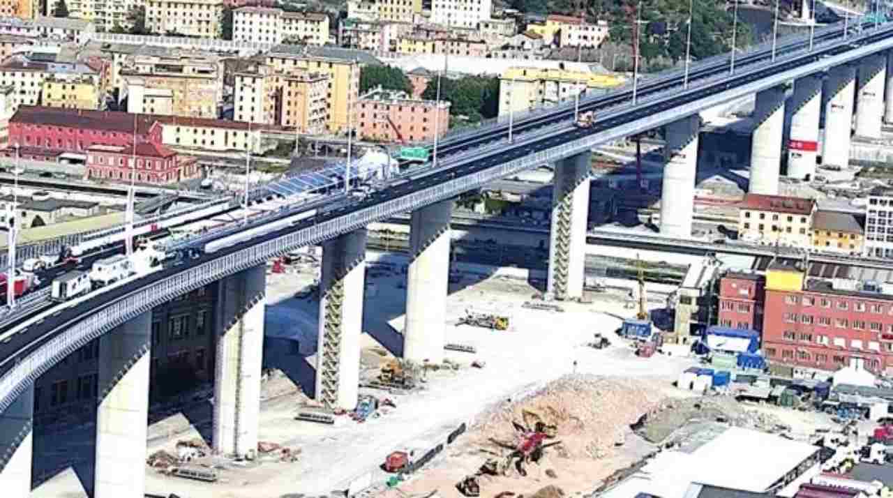 Genova, il ponte riapre: automobilisti si fanno i selfie