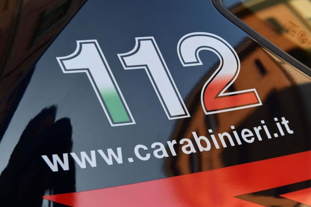 Bergamo, i carabinieri lo fermano in compagnia di una prostituta: lui dà il nome del fratello