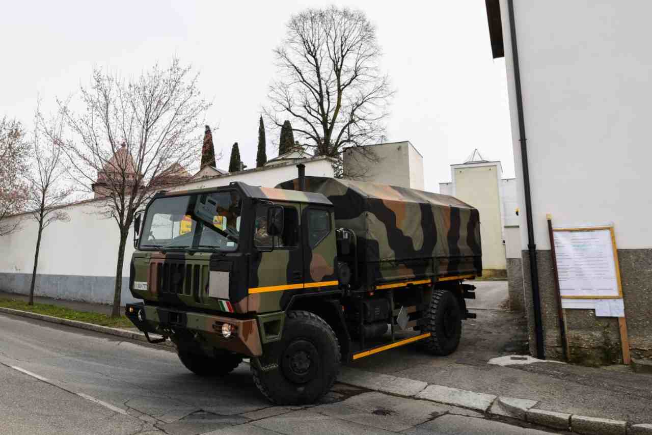 Il medico dello Spallanzani: mezzi turistici e militardi per i bambini a scuola