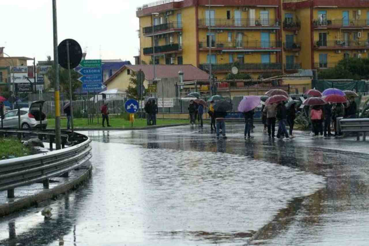 Mini-lockdown indetto ad Arzano: i commercianti protestano in strada