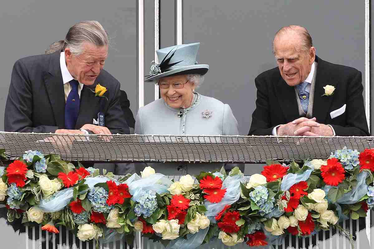 Regina Elisabetta II, il principe Filippo di Edimburgo e Sir Michael Oswald (Getty Images)