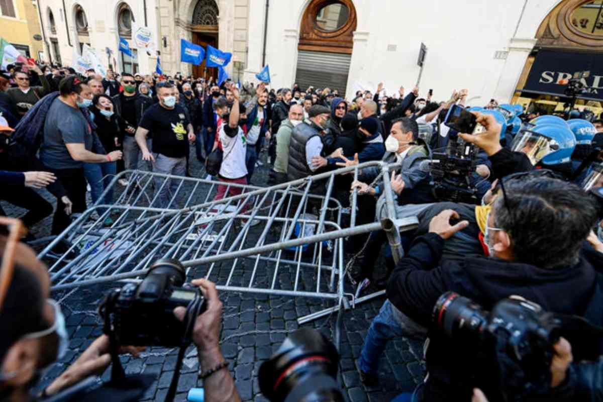 Scontri a Piazza Montecitorio (Twitter)