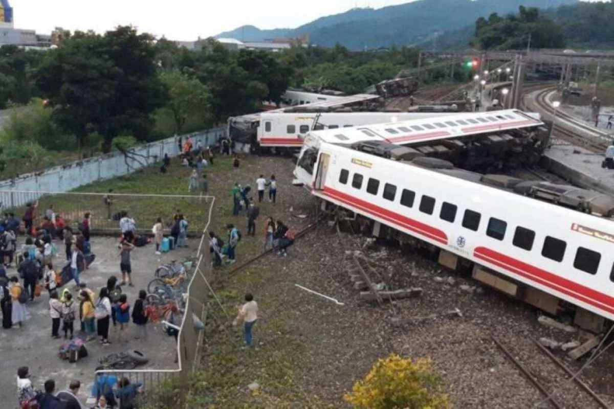 Treno deragliato (Google Images)