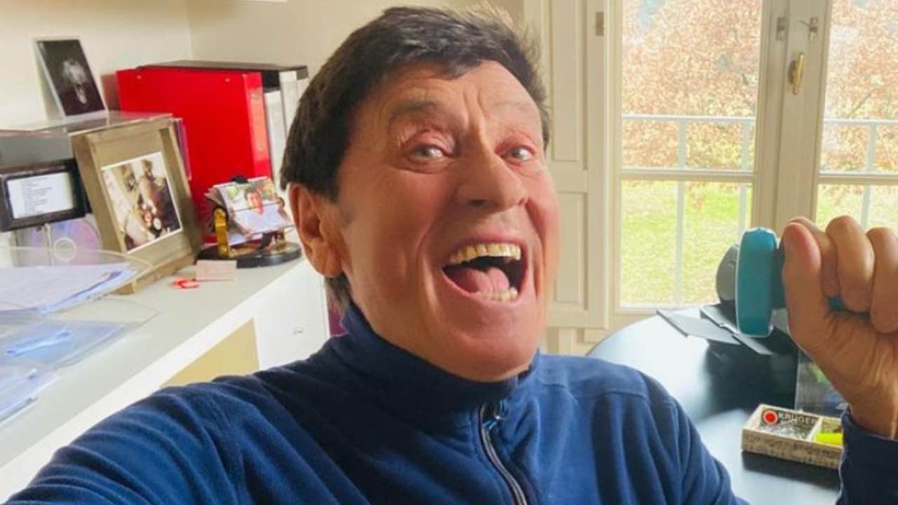 Gianni Morandi l'incredibile performance: ma il cantante non è da solo