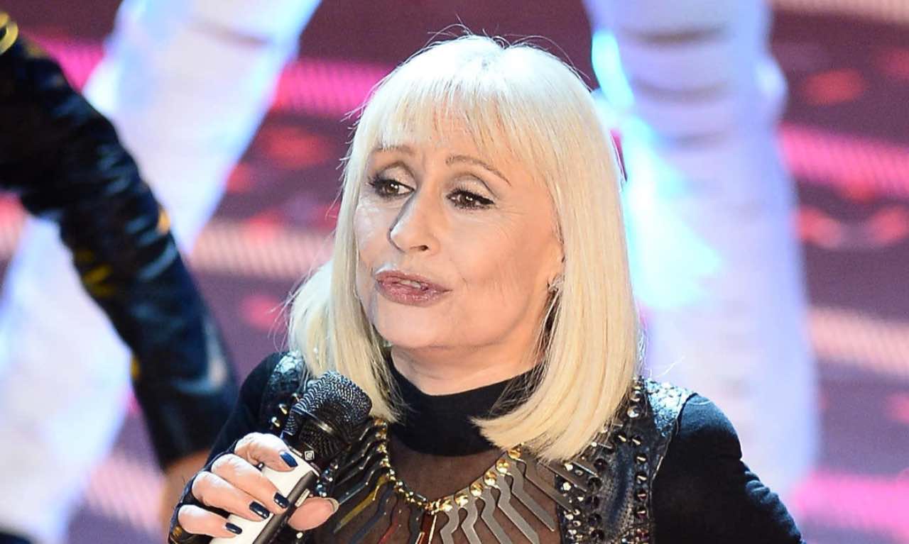 Raffaella Carrà, ricordate quando ha ricevuto il Tapiro d'oro? Quella gaffe